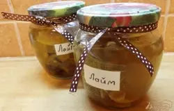 Готово! Есть еще один нюанс у этого варенья. Его до полного остывания каждые 30-40 минут необходимо встряхивать. Это нужно для того, чтобы сам лайм не слипся и не стал сплошным комком, а равномерно распределялся в самом варенье. Готовое варенье поставьте крышками вниз на ночь. Если оно до утра не протечет - все готово и его можно припрятать.