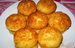 Готово! Картофляники готовы! Сыр придает им совершенно новый вкус, поэтому выбирайте сорт сыра ориентируясь на свои вкусовые предпочтения. Это отличный гарнир к жареной рыбе, мясу, и т. д. Подавать нужно с сметанным соусом (для этого смешайте сметану с зеленью, чесноком, пропущенным через пресс, и солью). Приятного аппетита!