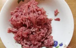 Фарш прежде чем добавлять в него остальные ингредиенты нужно хорошенько поперчить (1 ч.л.) и перемешать. Дать постоять 15-20 минут.