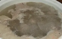 Теперь в кастрюле (лучше брать широкую и не глубокую утварь) кипятим воду (столько, сколько вы хотите получить супа. Рекомендую от 5 до 7 л). Воду солим по вкусу, чтобы она была солоновата. Когда начнет сильно бурлить начинаем закидывать фрикадельки. Для этого просто берите небольшие порции фарша, скатывайте их в шарик и кидайте в кастрюльку. Делать это лучше мокрыми руками, чтобы фарш не прилипал. Когда весь фарш будет использован, отложите 7 минут (огонь сделайте средний). По прошествии этого времени начинайте закидывать овощи. При этом с поверхности снимайте пену, которая образуется.
