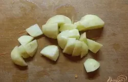 Картофель вымойте, нарежьте кубиками среднего размера. Морковь натрите на крупной терке. Кладите их в суп через 5 минут после лука.