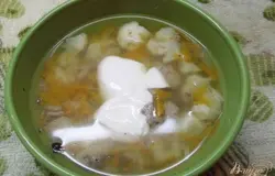 Готово! Перед подачей суп заправьте сметаной по вкусу, подавайте только горячим.