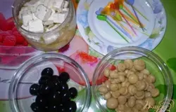 Брынзу я мариновала за несколько дней до праздника. Рецепт далее выложу обязательно. Маслины нужны без косточек, подойдут как черные, так и зеленые. Грибы шампиньоны специально выбирала малюсенькие, чтоб не резать.