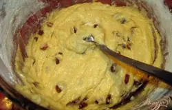 Вышеуказанные продукты смешайте в одной миске (кроме изюма). Вся прелесть этого рецепта в том, что все просто смешивается и особого замеса не требует.Изюм обваляйте в муке и удалив лишнюю муку добавьте в тесто. В этом случае изюм при выпечке не упадет на дно кекса.