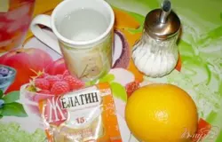 Можно конечно купить желе в пакетиках, то лучше сделать его самому, дома. Хочу сразу предостеречь по поводу некоторых фруктов, которые не застывают в сыром виде - ананас, киви, манго и папайя содержат фермент, который не дает желатину застывать. Закипятите стакан воды. Подготовьте необходимые продукты.