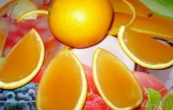Готово! И теперь самое последнее, достаем желе, острым ножом режем на дольки, количество на ваше усмотрение, можно каждую тарелочку на 4 части, застывает отлично, режется легко! Приятного аппетита!