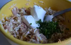 Добавить маскарпоне и зелень, соль и черный перец по вкусу.