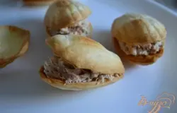 На одну половинку ракушки уложить начинку. Накрыть второй половинкой.