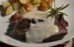 Готово! Разложим по тарелкам, украсим зеленью или розмарином, польем сверху готовым соусом. Подаем к столу.