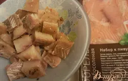 Из бульона уберем головы и кости,процедим его. Теперь будем собиратьселянку. Рыба у меня такая. Я взяла кусок свежей горбуши, слабосолёную форель и кусок копченой щуки.Все режем кубиками.