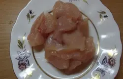 Сначала куриное мясо нужно нарезать кубиками и сварить в подсоленной воде до готовности. Кроме того, ставим варится свеклу, желательно молодую и сладкую. Очистите гранат от зерен. Из половины гранатовых зерен выдавите сок, а вторую половину отложите.