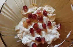 Сверху выложите слой из гранатовых зерен так, чтобы он покрыл курицу тоненьким слоем.