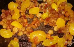 Изюм и кумкват залить апельсиновым ликером. Можно заменить на коньяк+цедра 1 апельсина.Оставить на 10 минут.В сковороде с 1 ч. ложкой сливочного масла обжарить только кумкват 3-4 минуты. Выложить.Теперь в той же сковороде изюм,  с добавлением ч. ложки сахара. Добавить жидкость в которой были сухофрукты. Осторожно, может вспыхнуть. Добавить кумкват и уварите все до 50% испарения жидкости.