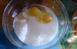 Смешайте кефир с яйцами и сахаром.
