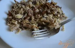 Рыбу размять вилкой.