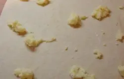 Тесто раскатываем как можно тоньше (но не менее пол миллиметра). Масло с сахаром выкладываем на раскатанное тесто кучками. Когда оно начнет немного таять, размазываем масло пальчиками по всему коржу равномерным слоем.