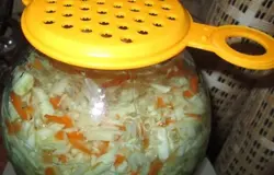 Залить рассолом капусту в банке и закрыть крышкой с отверстиями, чтобы выходил лишний рассол при квашении. Поставить банку в глубокую миску и оставить при комнатной температуре на 3 суток кваситься.