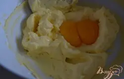 Добавить щепотку соли и два желтка.