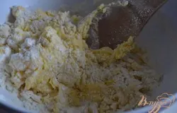Всыпать муку с крахмалом.