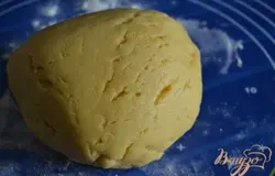 Готовое тесто накрыть пленкой и убрать в холод на 30 мин.