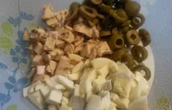 Режем отварную куриную грудку,оливки,лук,яйцо и фенхель.