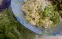 Салатные листья режем и добавляем к овощам.