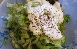 Заправляем майонезом.