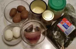 Давайте приступим? Отвариваем заранее яйца и картофель, остужаем и чистим.
