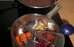 Как только фасоль и овощи будут готовы, достать их шумовкой из бульона и пюрировать. Можно воспользоваться блендером, я же, для поддержания традиции приготовления, перетёрла овощи и фасоль с помощью пассапомодоро (passapomodoro), который часто используют итальянские хозяйки.