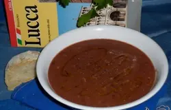 Подавать суп горячим, полив сверху оливковым маслом и поперчив.