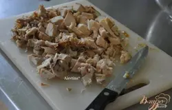 Куриное готове мясо порезать кусочками.