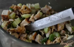 Куриное мясо смешать в блюде с порезанными овощами, как сельдерей,зеленый лук.