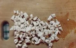 Готовую сваренную курицу нарезаем маленькими кубиками.