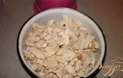 Приготовим вкусный салат. Если у вас уже есть отварная курица, то время приготовления сократится до 5 минут. Итак, куриное мясо отварить в подсоленной воде. Не обязательно брать филейную часть. Можно использовать любое другое куриное мясо без шкурки и костей. Итак, курицу отварили, остудили. Порезали на небольшие кубики. Можно порвать руками. При варке курицы можно в бульон добавить коренья, что придаст мясу вкус.