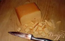 Сыр нарезать кубиком. У меня сыр Рамзес. Вкус очень тонкий, плотность достаточная. Режится легко. Вкусный. В салате не разлазится. Прикопченный вкус придает некую пикантность.