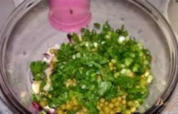 Зелень нарезать. Добавить в салатник к остальным продуктам. Какую зелень выберите вы? Я взяла петрушку. Можно взять любую. Очень вкусно будет с кинзой, но это для тех кто ее любит.