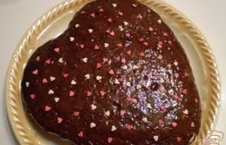 Готово! Остывший пирог украшайте на свой вкус. Я предлагаю вам самый простой способ, я смазала его медом натуральным несколько раз. Пропитала. Придала глянец. И сверху присыпала кондитерской посыпкой, на меду она отлично держится, её можно заменить на кокосовую стружку или кусочки фруктов. Пирог готов к употреблению. Хранится хорошо в целлофановом пакете. Приятного вам аппетита!