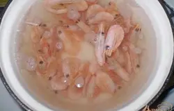Креветки отварить в подсоленой воде 1 минутку.