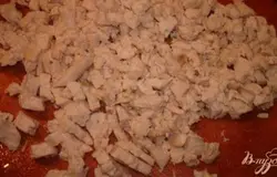 Куриную грудку нарезать кубиком.