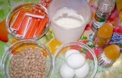 Подготовим продукты: крабовые палочки освободить от оберток, яйца отварить, остудить, почистить, фасоль консервированную в собственном соку открыть, жидкость слить. Приготовить свежий майонез. Можно сделать салат из вареной фасоли, тогда на ночь замочите её в теплой воде, утром воду обязательно слейте и варите в чистой воде на медленном огне до готовности.