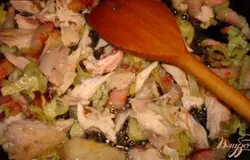 Теперь добавьте нарезанное куриное мясо.