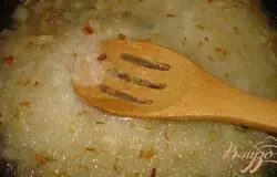 Репчатый лук нарезать меленько кубиком. Болгарский перец нарезать небольшой соломкой. Ветчину и колбасу очистить от пленки. Нарезать соломкой. На сковороде с растительным маслом обжарить лук до легкой румяности. Добавить к нему промытый рис (желательно длиннозерный). Перемешать. Жарим сырой рис и лук около 2-х минут. Заливаем водой так, чтобы воды было ровно в уровень риса. Где-то один стакан. Солим, перчим. Накрываем крышкой и уменьшив огонь до самого минимального варим рис в сковороде до готовности. За время варки не перемешивать, не беспокоить. Время варки 20 минут.