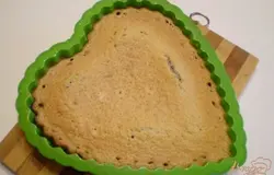 Готово! Готовый пирог вынуть из духовки и остудить в форме. Украсить по вкусу.