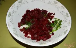 Очистить запеченную свеклу. Нарезать кубиком. Добавить к рису и зелени.