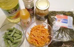 Очень вкусный, острый салатик к ужину. Для его приготовления понадобится зеленая стручковая фасоль свежая или замороженная, маринованная морская капуста, морковь по-корейски и специи. Выбор масла растительного за вами, прекрасно подойдет любое рафинированное масло без запаха, подсолнечное или оливковое. Черная икра используется больше для украшения, чем для вкуса. Приступим.