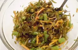 Готово! Перемешиваем. Салат из морской капусты и стручковой фасоли готов. Настаиваться ему не нужно, подавать свежеприготовленным. Разложите салат по тарелочкам. Так как морская капуста является море продуктом, то её вполне можно дополнить икрой красной или черной. Я посыпала черной икрой, украсила веточками петрушки и подала к столу. Приятного аппетита!