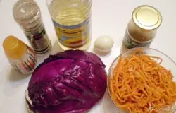 Итак, приготовьте продукты согласно списку. Капусту краснокочанную вымыть, снять верхние листья, удалить кочережку. Лук почистить, сполоснуть. Морковь по-корейски приготовить заранее или купить в магазине готовую.