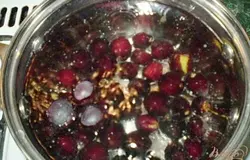 Доведите воду до кипения, всыпьте сахар по вкусу и ягоды. Компот варить с момента закипания минут 5-7. Охладить и употреблять.