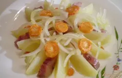 Сверху укладываем маринованный лук, жаренную морковь, и поливаем салат маслом на котором она жарилась. Перец молотый черный и соль по вкусу. Можно посыпать рубленным зеленым луком.