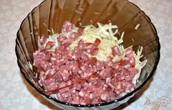 Краковскую колбасу нарезать мелким кубиком.